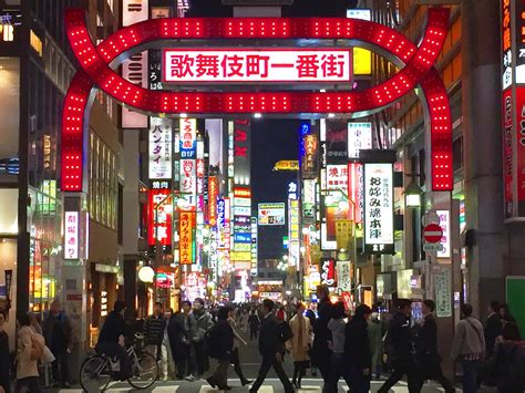 新宿 ダーツ 安い：都市の夜を彩る小さな的